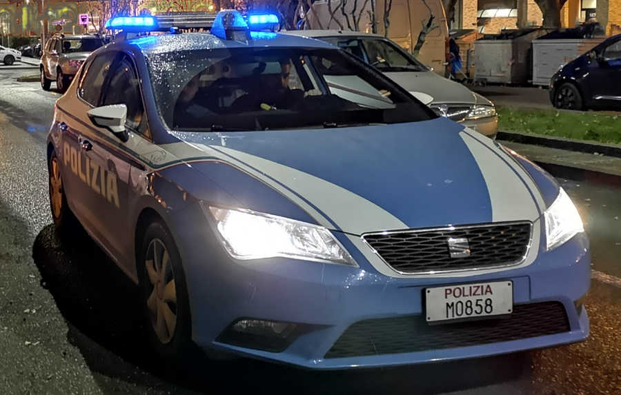 Modena. Ruba il telefono al cliente di un locale del centro e aggredisce gli inseguitori con una bottiglia e un coltello: arrestato