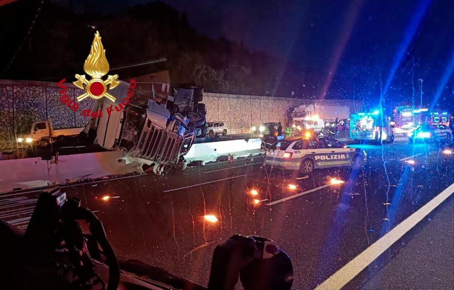 Firenze, schianto in A1: Tir si ribalta e finisce contro tre auto