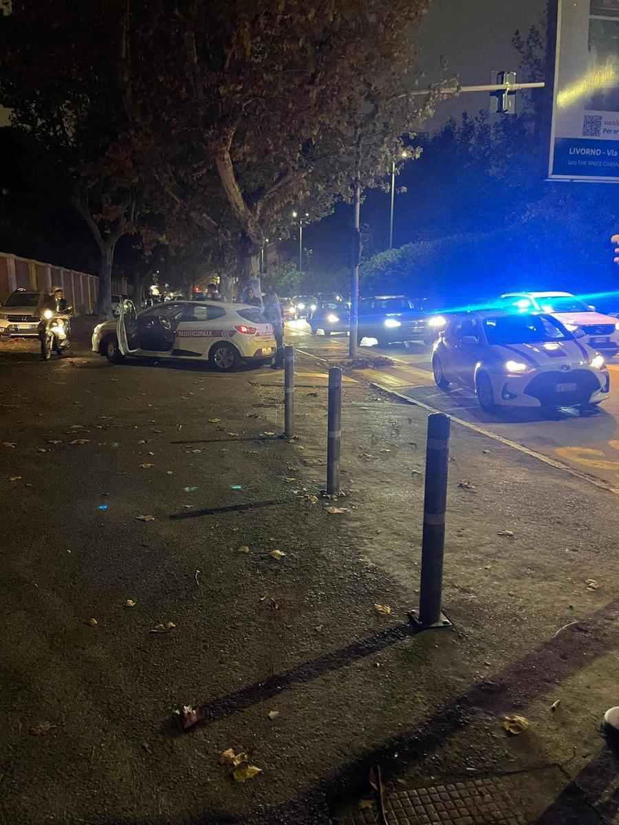 Livorno, in fuga con lo scooter senza targa: inseguiti e presi dalla municipale