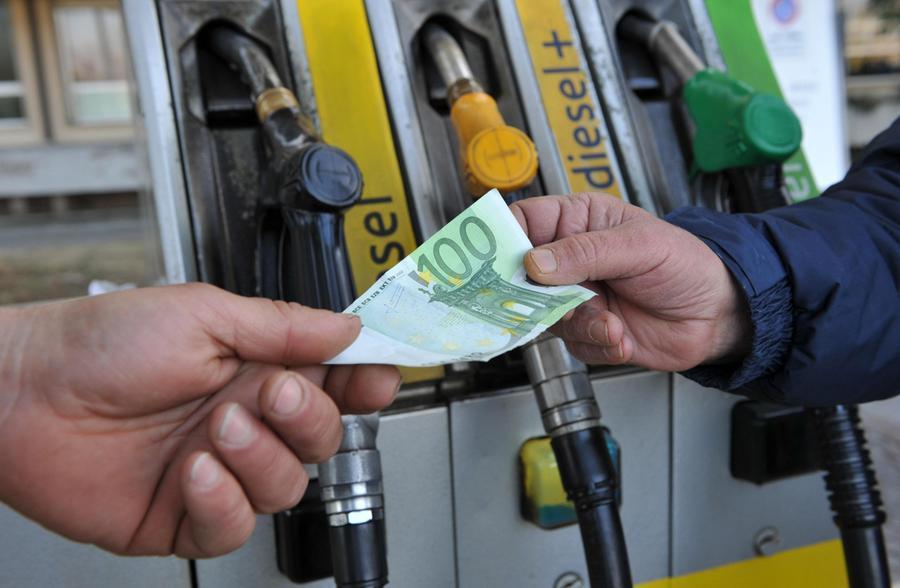 
	Un benzinaio alla pompa di benzina riceve un biglietto da 100 euro per il pagamento del carburante da un cliente

