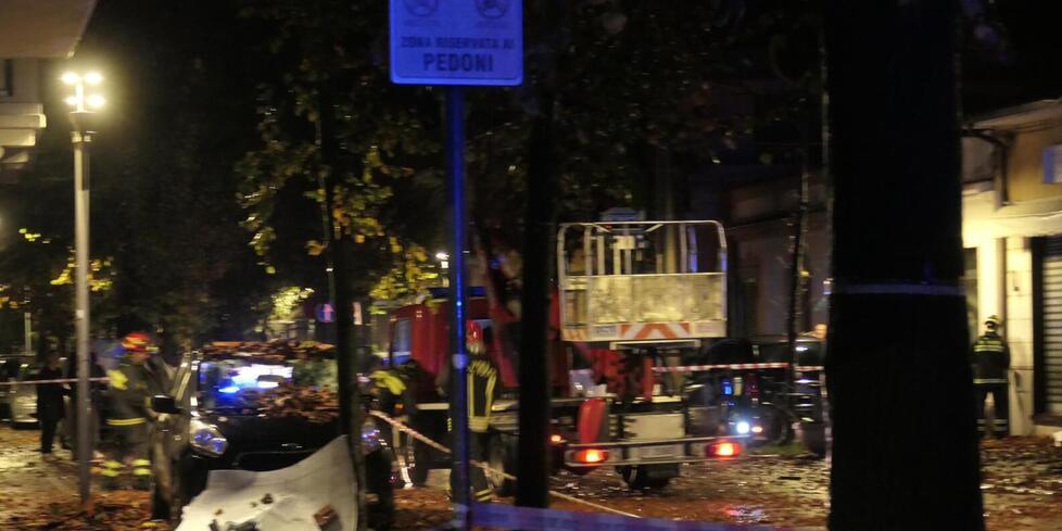 Versilia fiaccata dal maltempo, notte di venti fino a 100 chilometri l'ora. In tanti avevano criticato l'allerta arancione