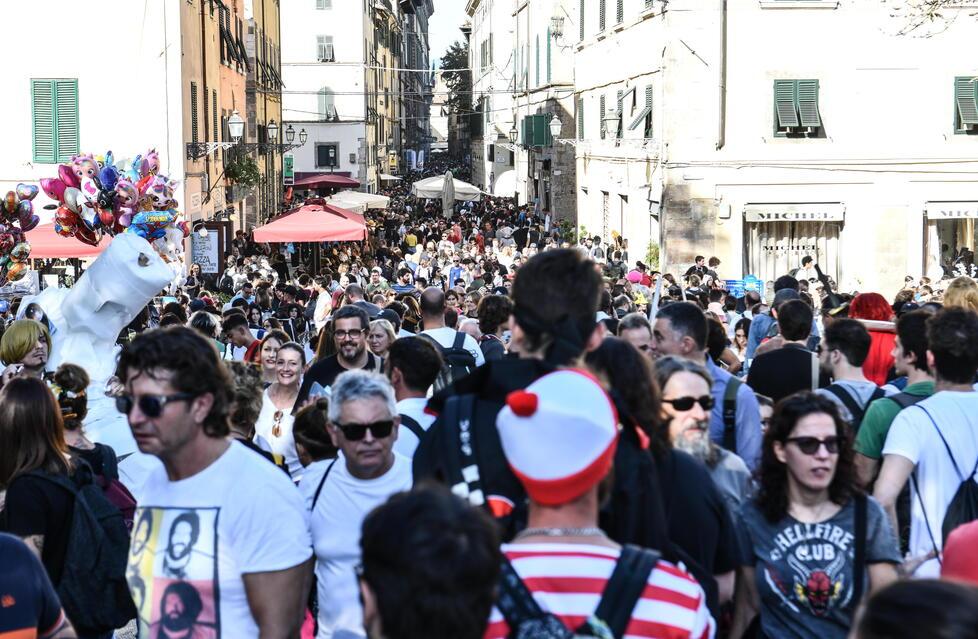 La folla sulla salita del Caffè delle Mura durante i Comcis