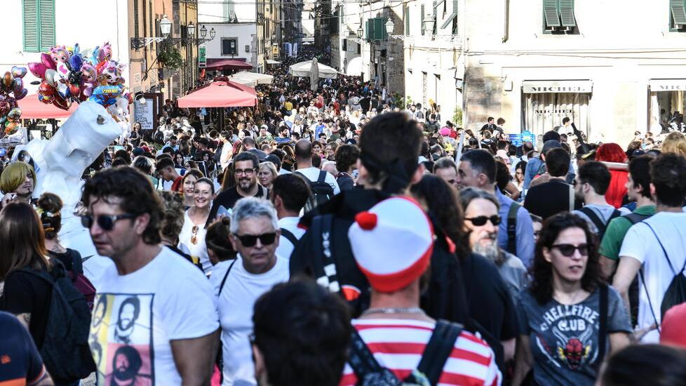 La folla sulla salita del Caffè delle Mura durante i Comcis