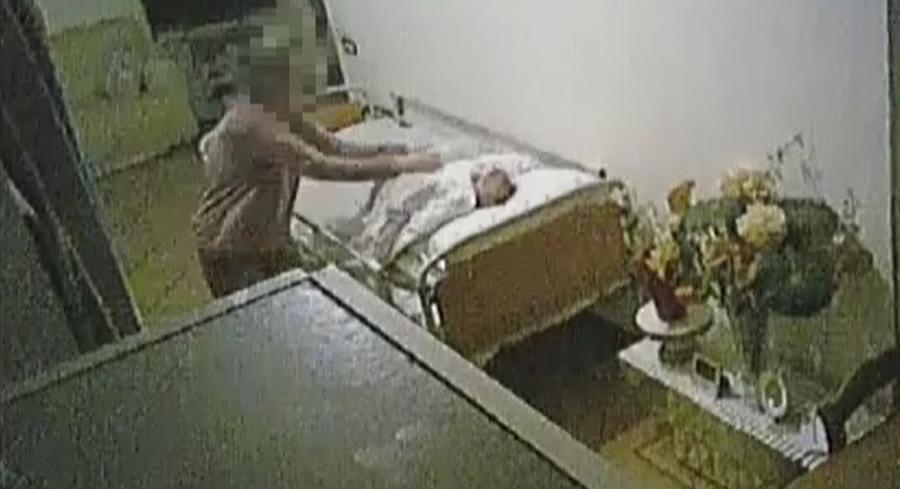 
	Un fermo immagine dei maltrattamenti ripresi dalle telecamere

