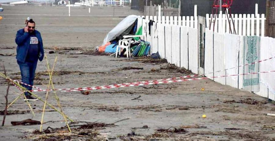 
	Antonio Corcione, vicequestore, e il luogo in cui &egrave; stato accoltellato il 51enne (foto Cuffaro)

