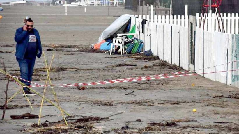 Antonio Corcione, vicequestore, e il luogo in cui è stato accoltellato il 51enne (foto Cuffaro)