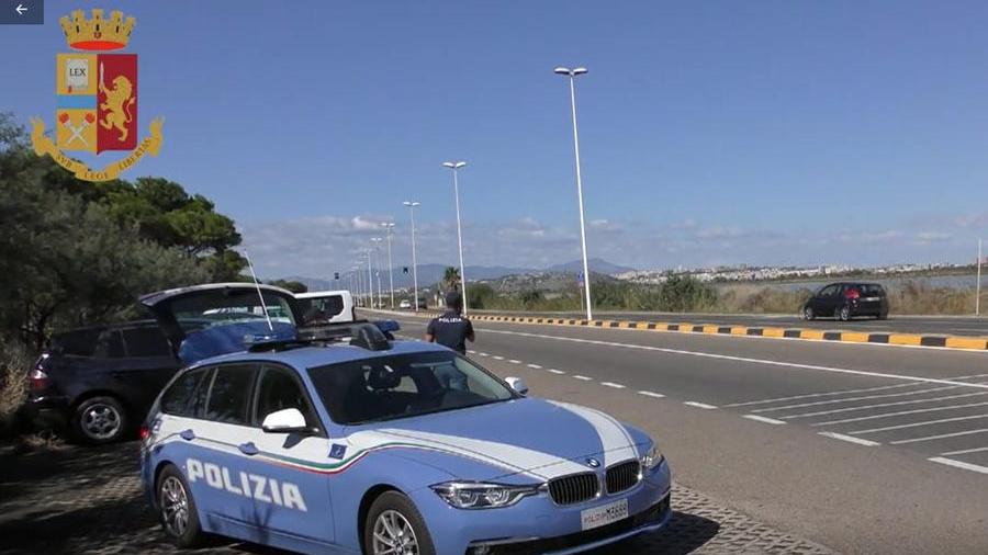 Cagliari, la polizia ritira 7 patenti di guida e sequestra 8 auto: denunciati in 5
