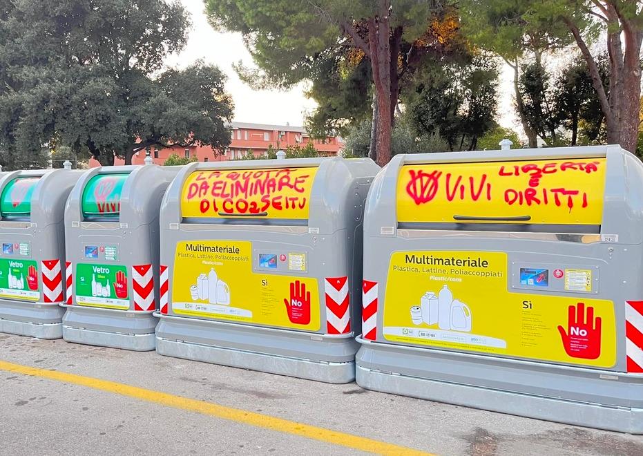 Le scritte sugli sportelli di una delle due batterie vandalizzate a Venturina