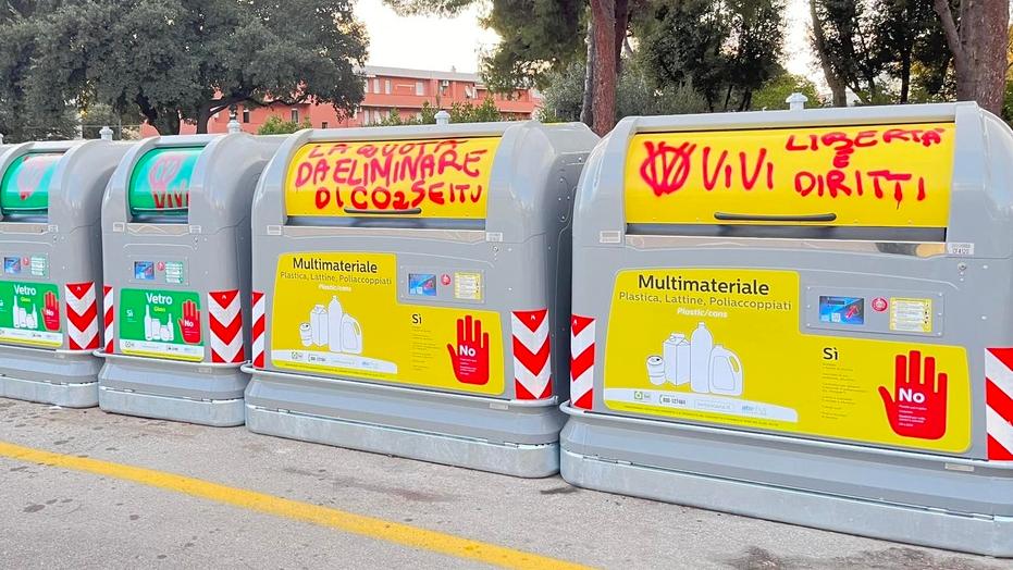 Le scritte sugli sportelli di una delle due batterie vandalizzate a Venturina