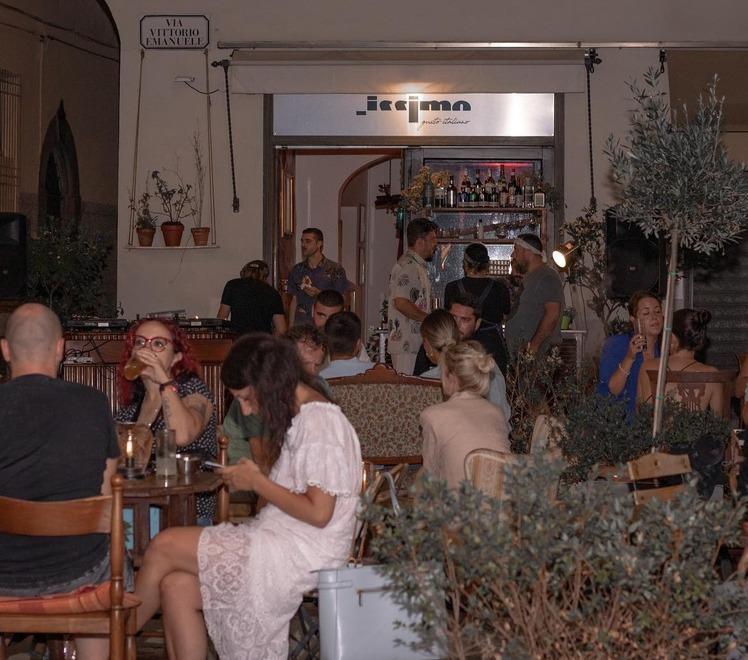Una foto del bar Issimo tratta dalla pagina Facebook del locale