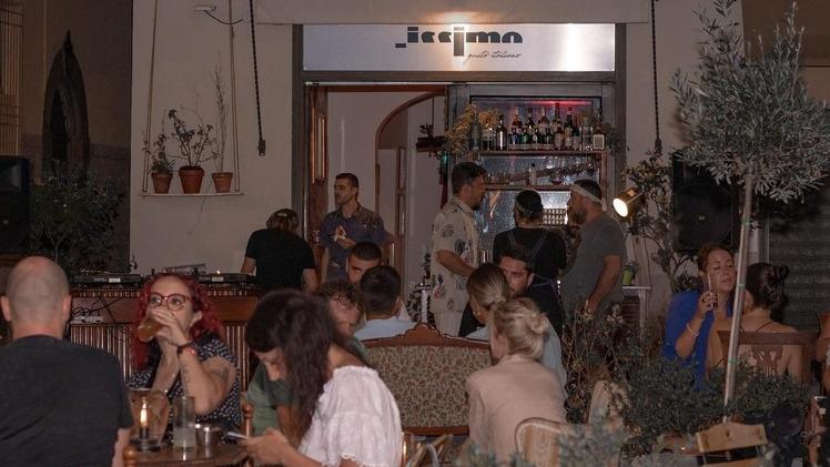 Una foto del bar Issimo tratta dalla pagina Facebook del locale