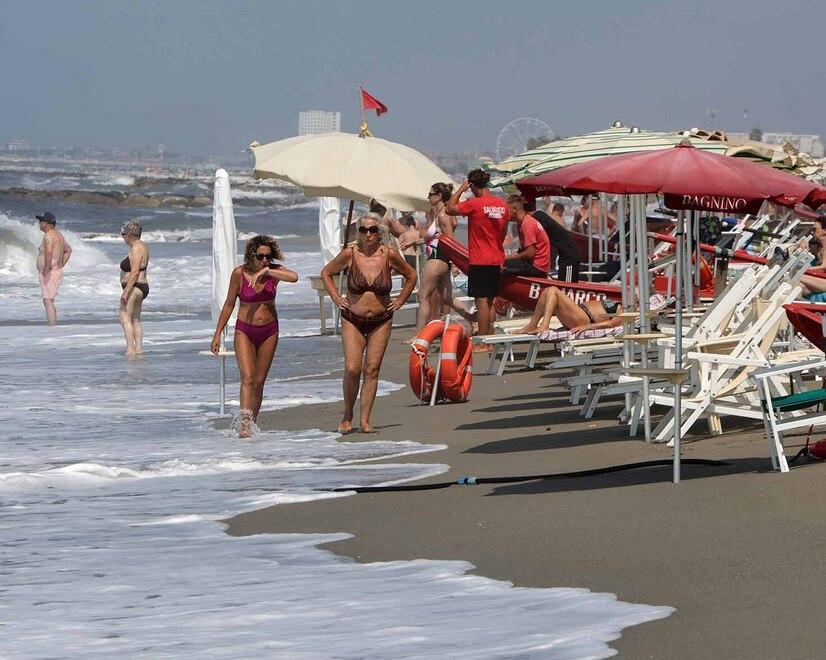 La spiaggia mangiata dal mare all’altezza di Poveromo