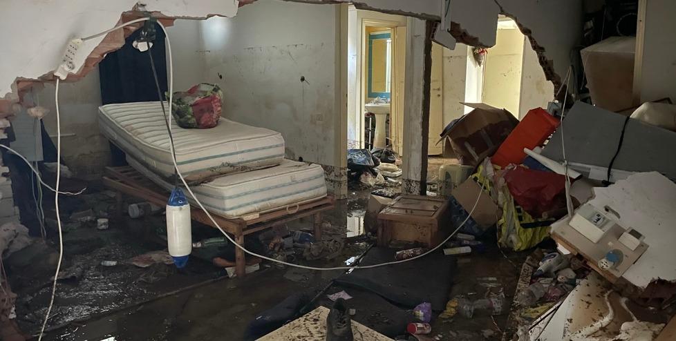 Casa e garage invasi dal fango con il muro divisorio abbattuto dai detriti in via Stromboli (foto Giorgio)