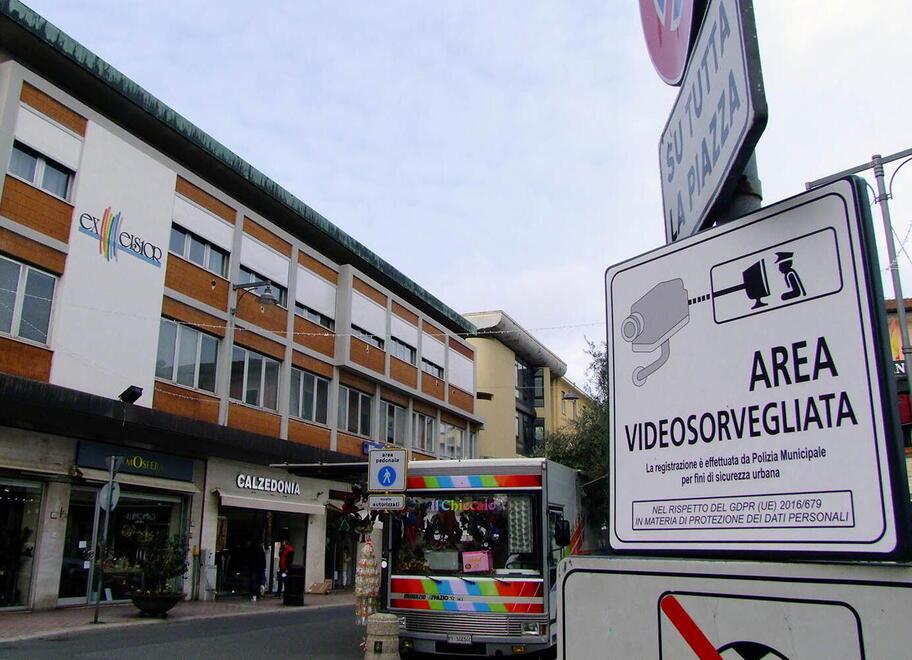 I cartelli che avvisano della presenza di telecamere in piazza Gramsci (foto Paolo Barlettani)