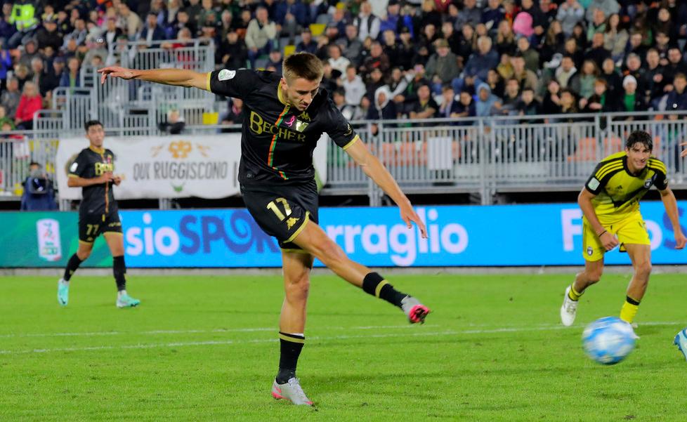 Il gol partita di Johnsen che si presenta solo davanti a Nicolas e lo infila regalando la vittoria al suo Venezia