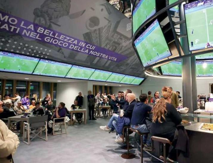 
	I tifosi viola in uno dei due bar del centro sportivo (Foto Acf Fiorentina)

