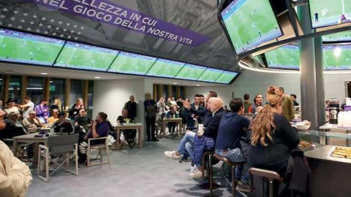 I tifosi viola in uno dei due bar del centro sportivo (Foto Acf Fiorentina)