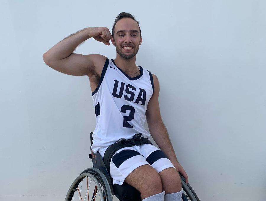 Quando era ancora un feto strinse la mano del chirurgo che lo operava,  ora fa canestro a Porto Torres