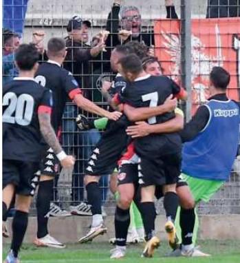 
	Schiaroli festeggiato dopo il gol del pareggio a Figline (foto Us Grosseto)

