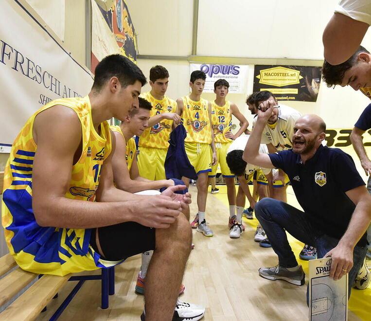 Un timeout di coach Damiano Cagnazzo (foto Paolo Barlettani)