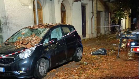 Maltempo in Toscana, dopo le piogge tocca alle raffiche di vento intense: in Versilia albero cade su un’auto con dentro due persone. Decine di interventi – Video