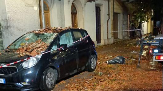 Maltempo in Toscana, dopo le piogge tocca alle raffiche di vento intense: in Versilia albero cade su un’auto con dentro due persone. Decine di interventi – Video
