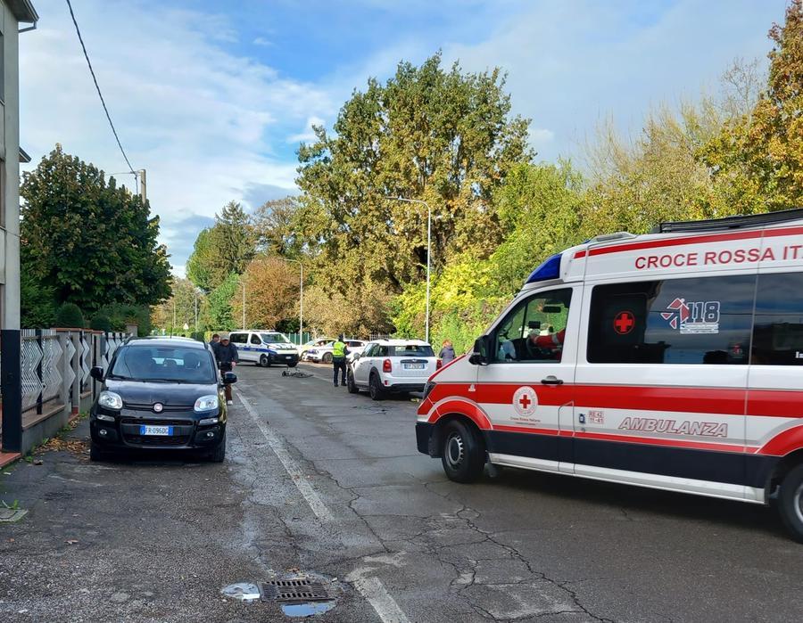 Ciclista investito da un’auto in via Pieve, è grave