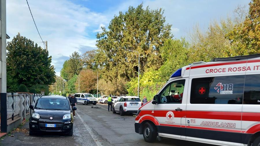 Ciclista investito da un’auto in via Pieve, è grave