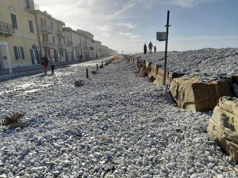 Maltempo, raffiche di vento a cento all’ora e mareggiate: chiuso di nuovo il lungomare di Marina di Pisa
