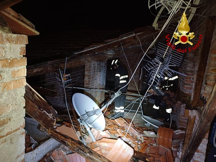 
	Nella foto dei vigili del fuoco il crollo parziale del tetto nell'edificio di via Niosi a Pisa

