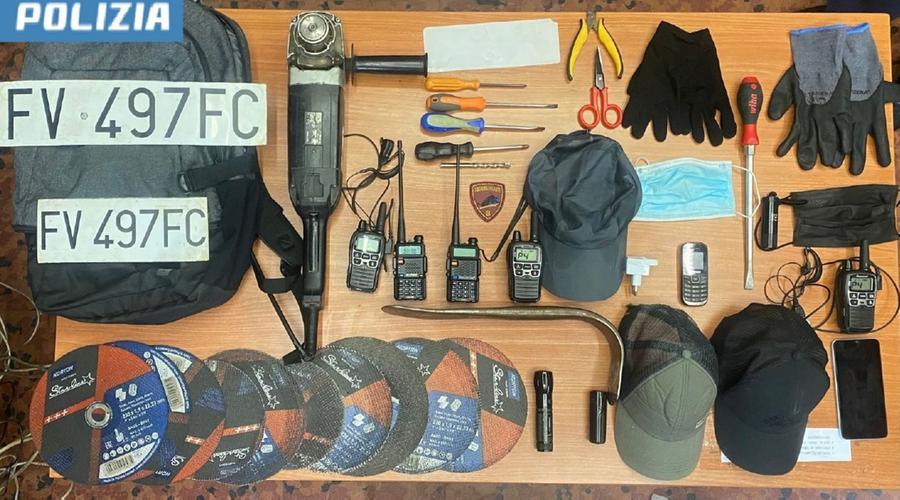 
	L'armamentario dei ladri sequestrato dalla polizia

