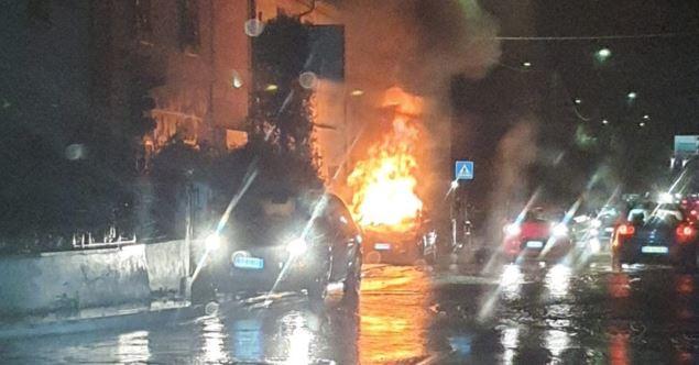 
	Auto incendiata da un fulmine a Massa

