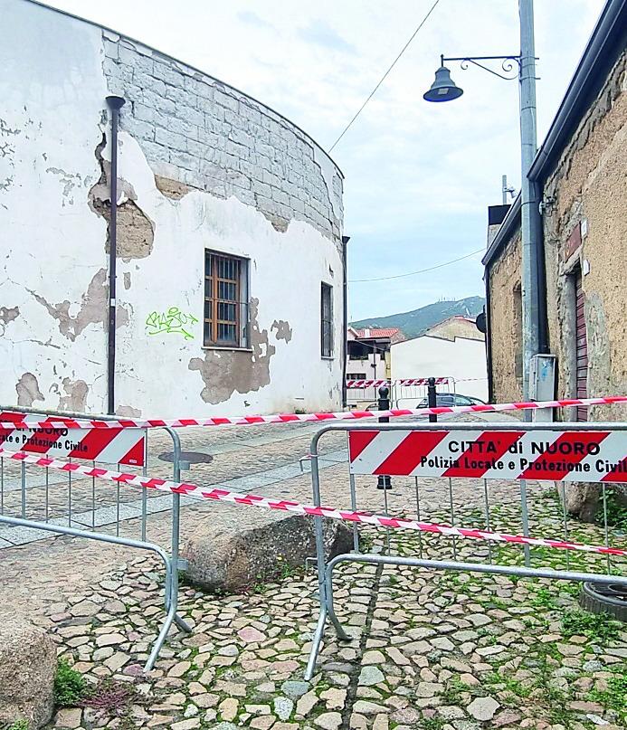 Nuovo crollo nel centro storico di Nuoro: cede un immobile del Comune