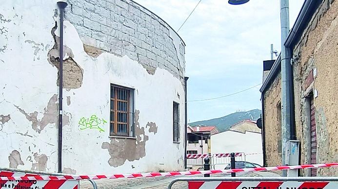 Nuovo crollo nel centro storico di Nuoro: cede un immobile del Comune