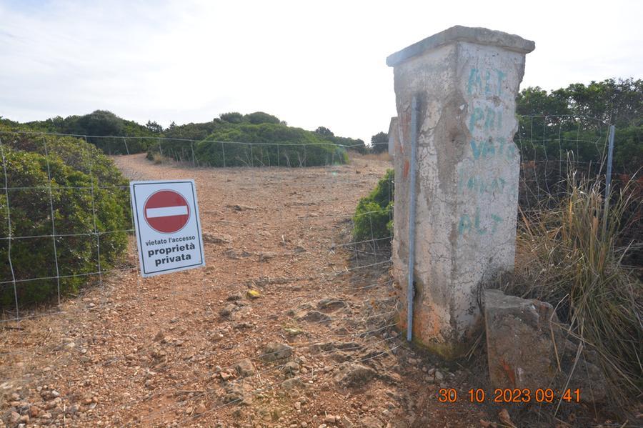 Capo Figari, il sindaco: «Nessuna autorizzazione per i divieti di accesso»