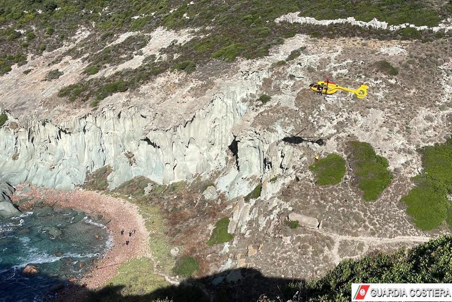 
	Soccorritori ed elicottero nella zona di Cala 'e Moro nel territorio di Bosa

