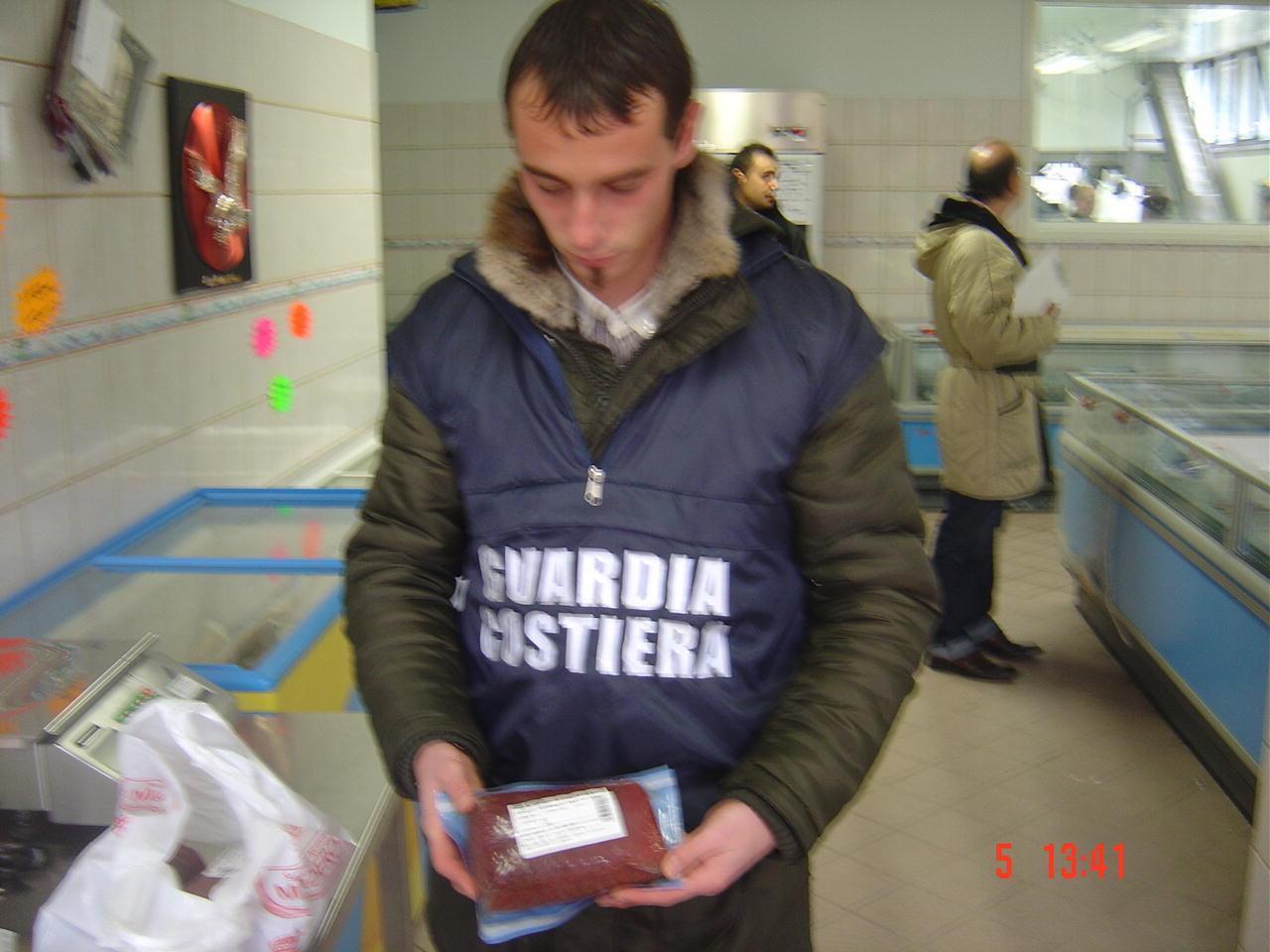 Un militare della guardia costiera durante un controllo (foto d'archivio)