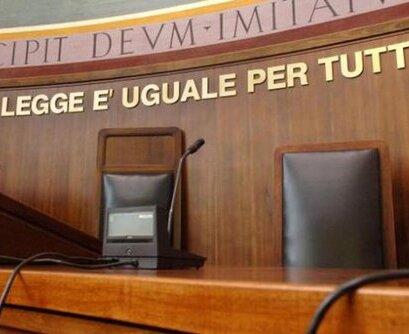 Ponsacco, chiude la porta e spinge la ex sul divano per costringerla a fare sesso: condannato<br>
