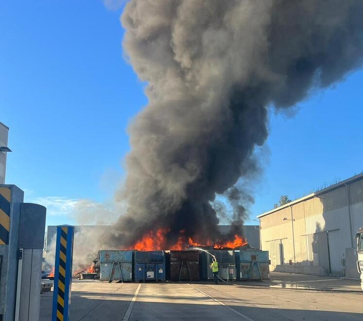 Ferrara: brucia il centro rifiuti della Iren,  nube nera su tutta la città