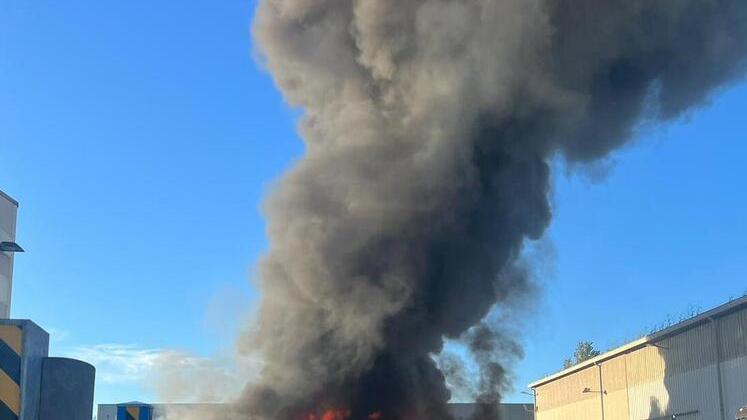 Ferrara: brucia il centro rifiuti della Iren, nube nera su tutta la città