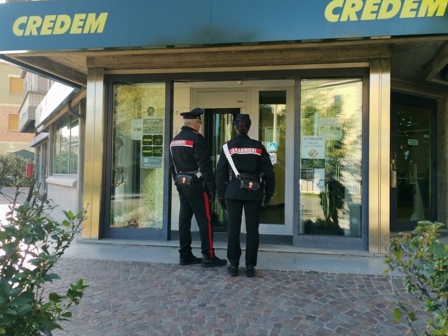 Bibbiano, disoccupato imbratta sedi Cgil e Credem per “ritorsione”