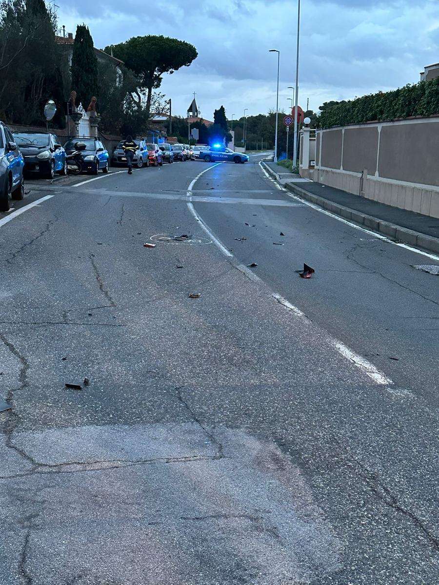 Livorno, scontro tra auto e scooter in via Mondolfi: soccorsi due ventenni