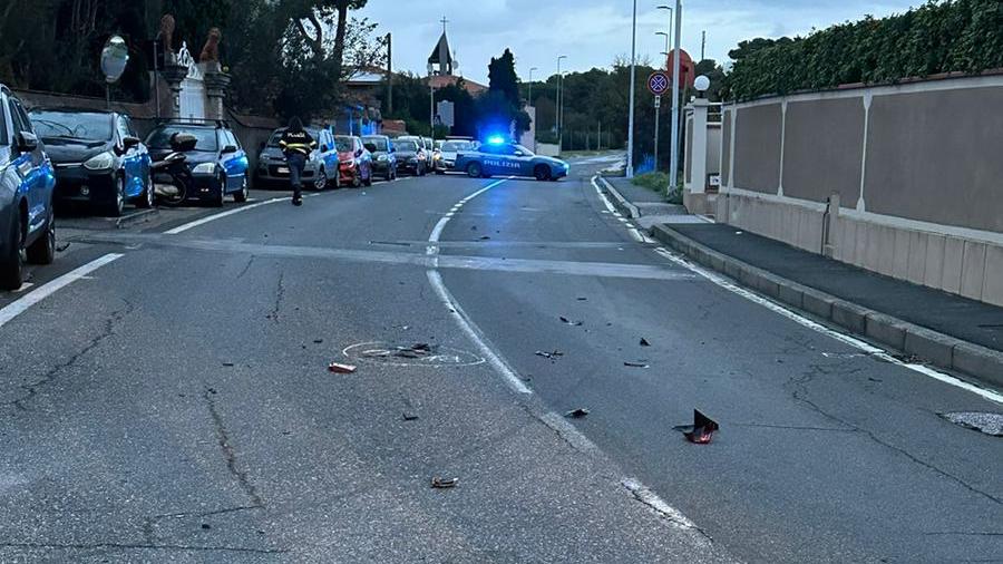 Livorno, scontro tra auto e scooter in via Mondolfi: soccorsi due ventenni