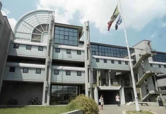 Prato, indagato per “revenge porn” perde la testa e morde un carabiniere