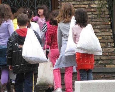 
	Bambini impegnati nel rito di "Su peti coccone"

