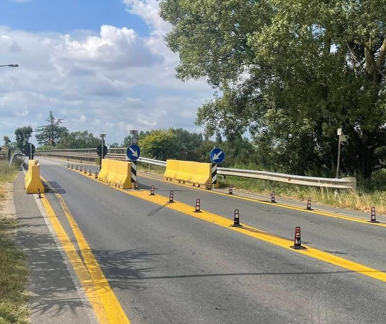 Vicoposano, divieto ignorato: tir incastrati. Ora più controlli sul ponte della Botte