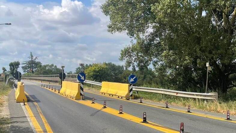 Vicoposano, divieto ignorato: tir incastrati. Ora più controlli sul ponte della Botte