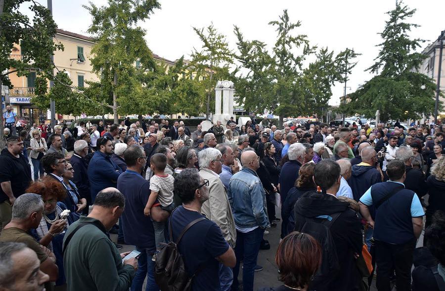 
	Folla in piazza Gramsci all&rsquo;assemblea per la sicurezza

