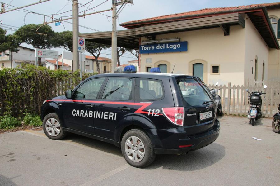Torre del Lago, rischia di morire sotto il treno