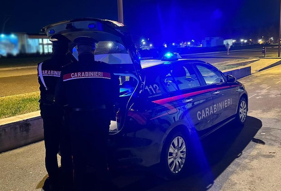 Ruba dagli scaffali del supermercato e picchia l’addetto alla vigilanza: arrestato